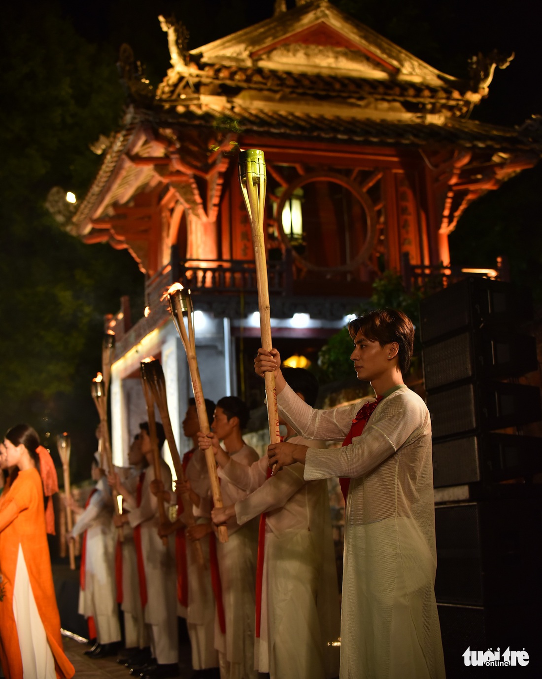 Giếng Thiên Quang - Văn Miếu Quốc Tử Giám - thành sàn diễn lung linh tôn vinh áo dài - Ảnh 15. Giếng Thiên Quang - Văn Miếu Quốc Tử Giám - thành sàn diễn lung linh tôn vinh áo dài - Ảnh 15.