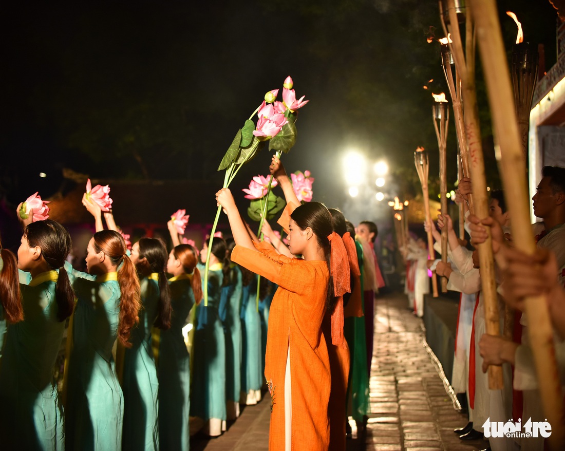 Giếng Thiên Quang - Văn Miếu Quốc Tử Giám - thành sàn diễn lung linh tôn vinh áo dài - Ảnh 16. Giếng Thiên Quang - Văn Miếu Quốc Tử Giám - thành sàn diễn lung linh tôn vinh áo dài - Ảnh 16.
