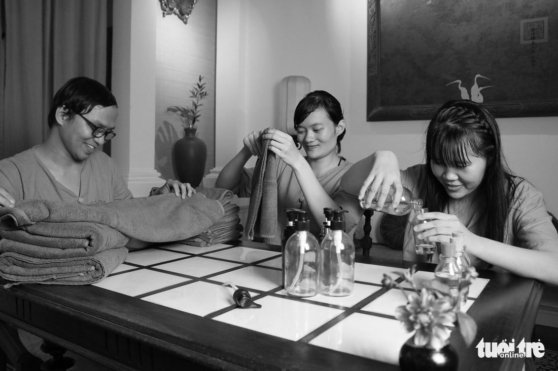 Nơi làm việc không âm thanh, không ánh sáng nhưng đầy tiếng cười - Ảnh 5. Nơi làm việc không âm thanh, không ánh sáng nhưng đầy tiếng cười - Ảnh 5.