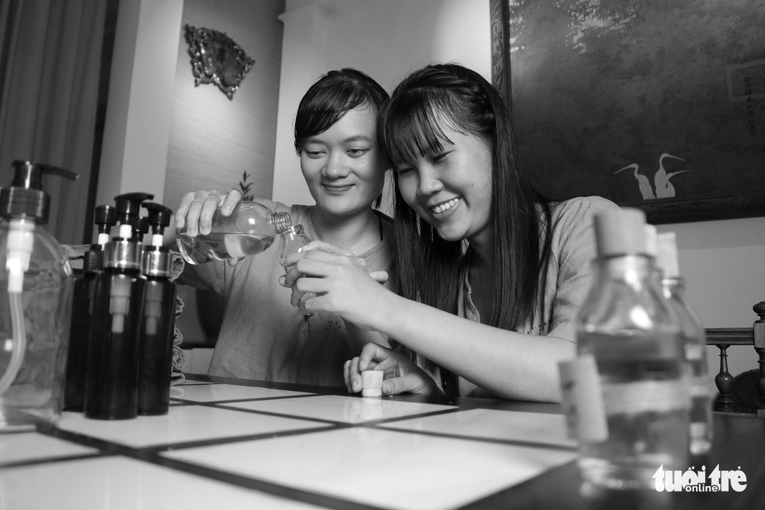 Nơi làm việc không âm thanh, không ánh sáng nhưng đầy tiếng cười - Ảnh 1. Nơi làm việc không âm thanh, không ánh sáng nhưng đầy tiếng cười - Ảnh 1.
