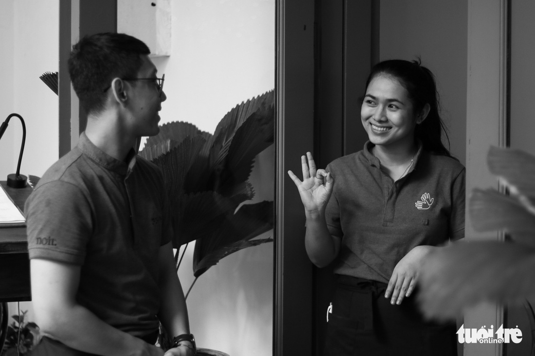 Nơi làm việc không âm thanh, không ánh sáng nhưng đầy tiếng cười - Ảnh 4. Nơi làm việc không âm thanh, không ánh sáng nhưng đầy tiếng cười - Ảnh 4.
