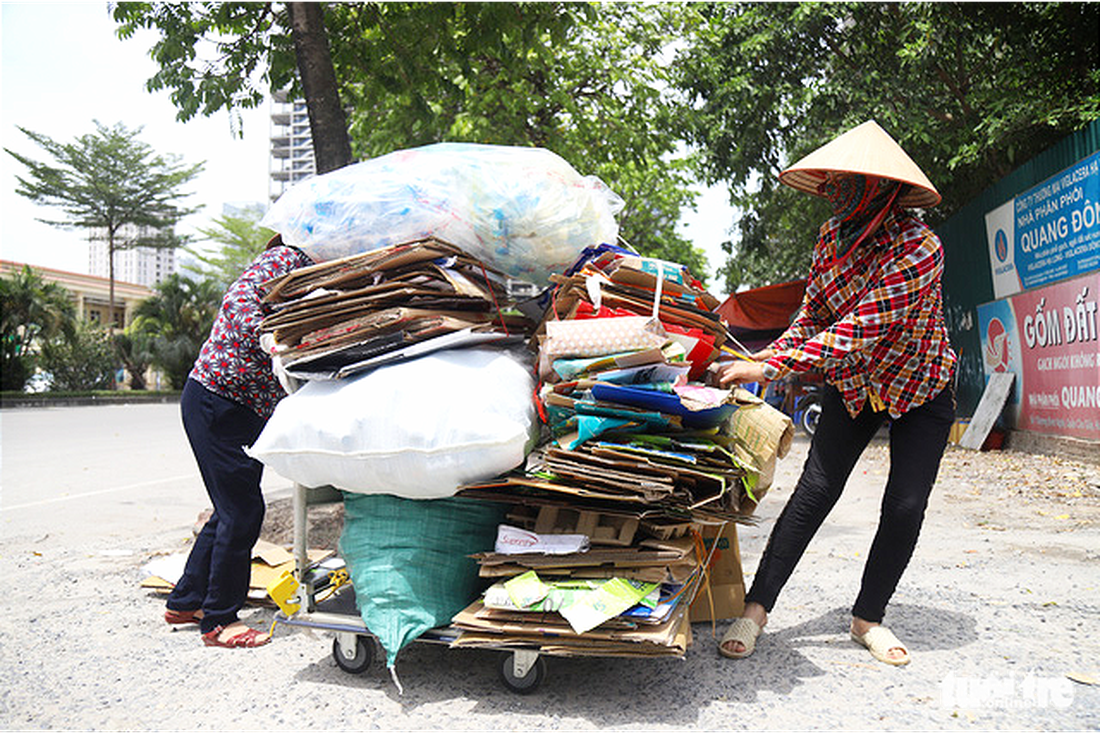 Phơi mình mưu sinh lam lũ dưới trời nắng thiêu đốt 40 độ ở Hà Nội - Ảnh 6.