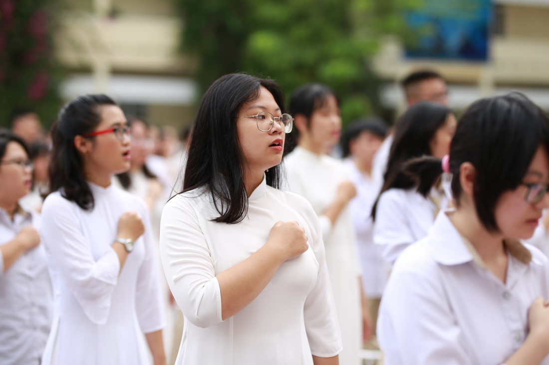 Chia tay tuổi học trò với nụ cười, nước mắt, những cái ôm và lời gan ruột của hiệu trưởng - Ảnh 1.