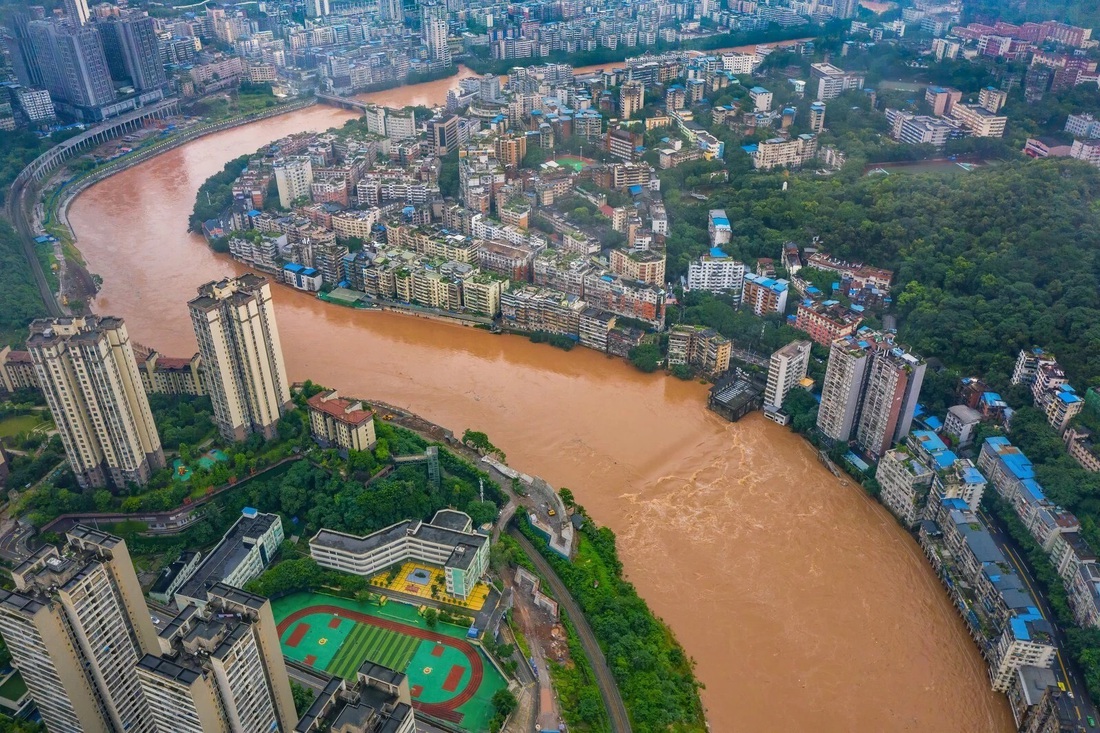 Hình ảnh lũ lụt nhấn chìm hai bờ sông Dương Tử - Ảnh 2.