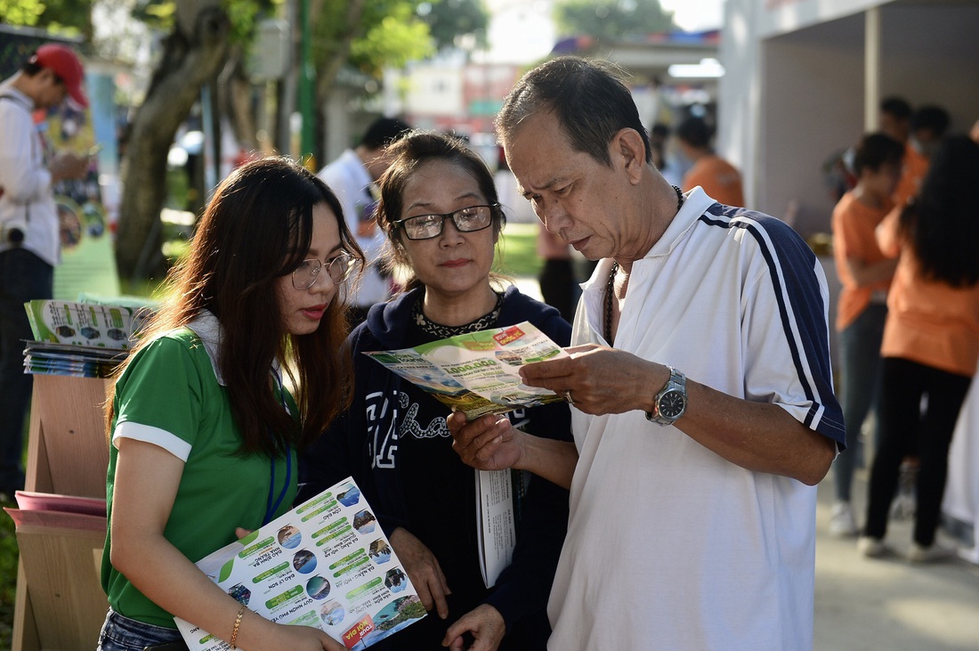 Đi săn tour hè giảm giá, còn được mời ăn bánh, uống nước trái cây - Ảnh 3.