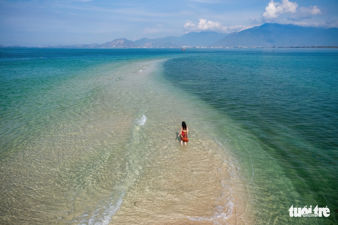 Chơi xả hơi trọn mùa hè ở Nha Trang, một trong những vịnh đẹp nhất thế giới - Ảnh 1.