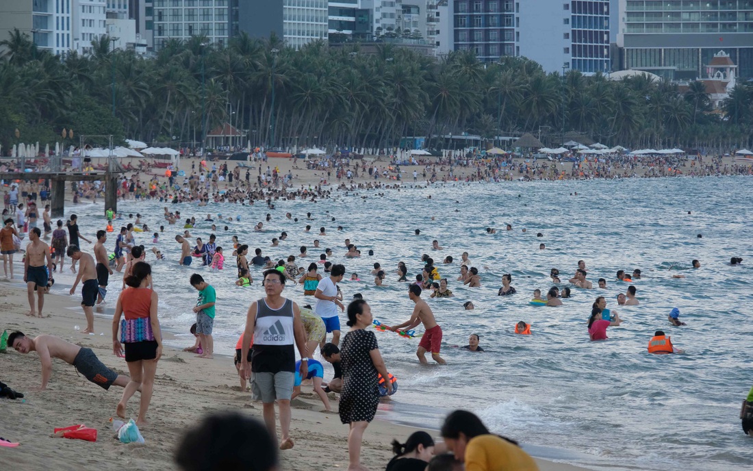 Nhà nhà ùn ùn du lịch hè: Quá đông, lắm phiền toái - Ảnh 2.