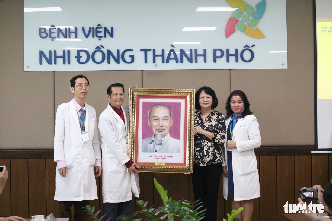 Phó chủ tịch nước thăm hai bé Trúc Nhi - Diệu Nhi: Đây là một ca phẫu thuật rất thần kỳ - Ảnh 4.