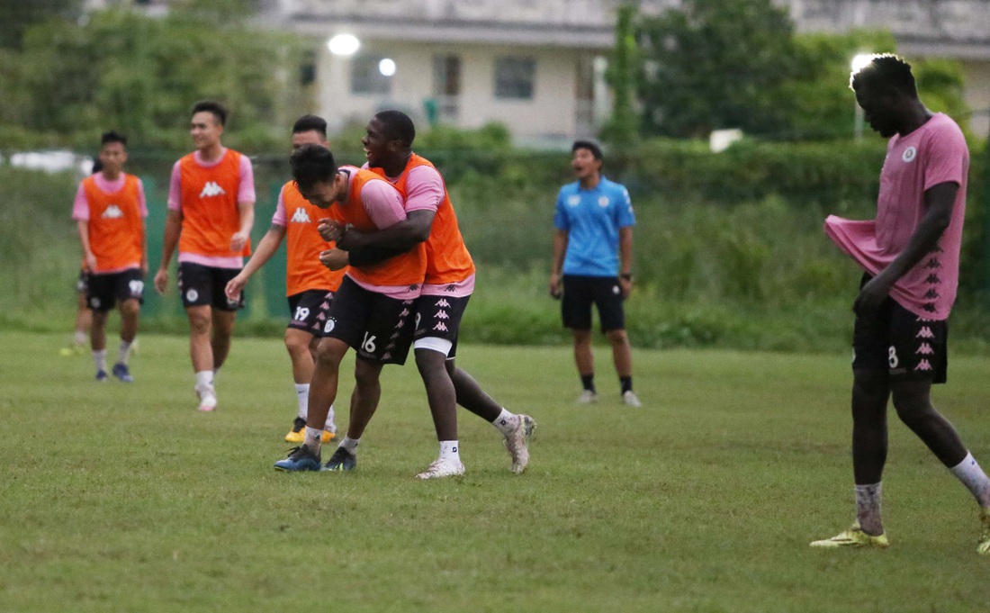 Bộ đôi vô địch AFF Cup 2008 Tấn Tài - Thành Lương tái hợp trong buổi tập ở TP.HCM - Ảnh 7.