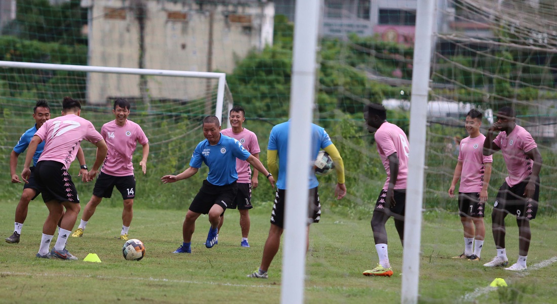 Bộ đôi vô địch AFF Cup 2008 Tấn Tài - Thành Lương tái hợp trong buổi tập ở TP.HCM - Ảnh 6.