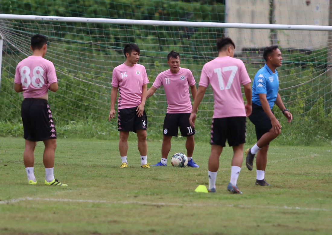 Bộ đôi vô địch AFF Cup 2008 Tấn Tài - Thành Lương tái hợp trong buổi tập ở TP.HCM - Ảnh 3.