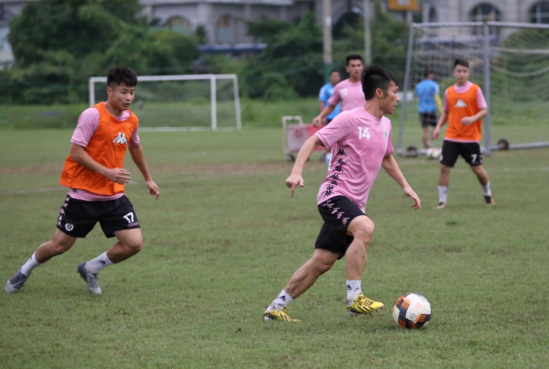 Bộ đôi vô địch AFF Cup 2008 Tấn Tài - Thành Lương tái hợp trong buổi tập ở TP.HCM - Ảnh 4.