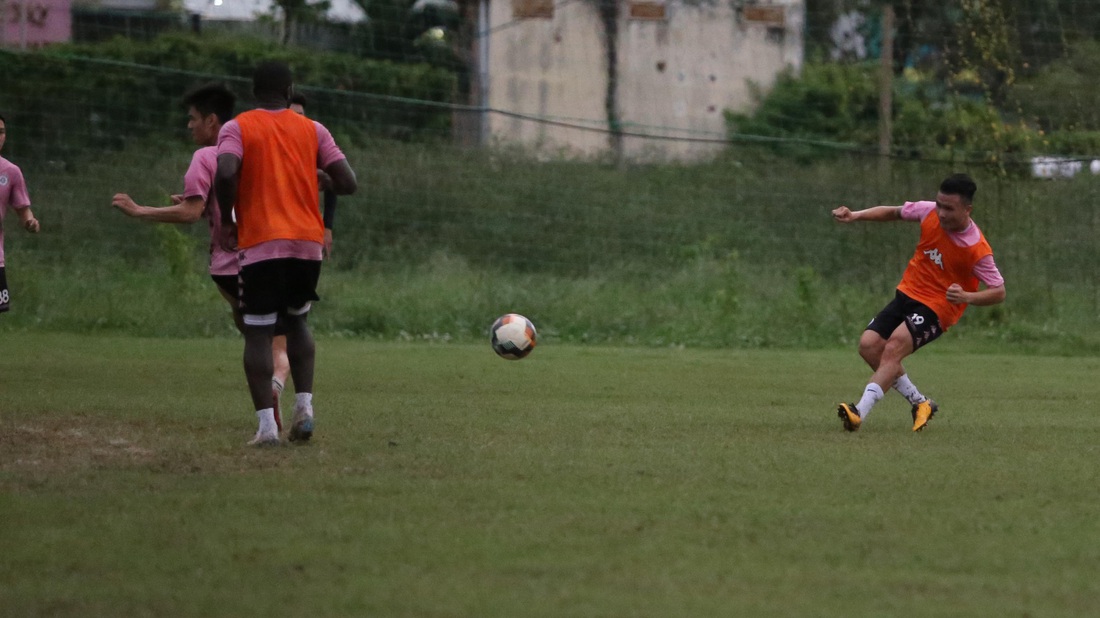 Bộ đôi vô địch AFF Cup 2008 Tấn Tài - Thành Lương tái hợp trong buổi tập ở TP.HCM - Ảnh 8.