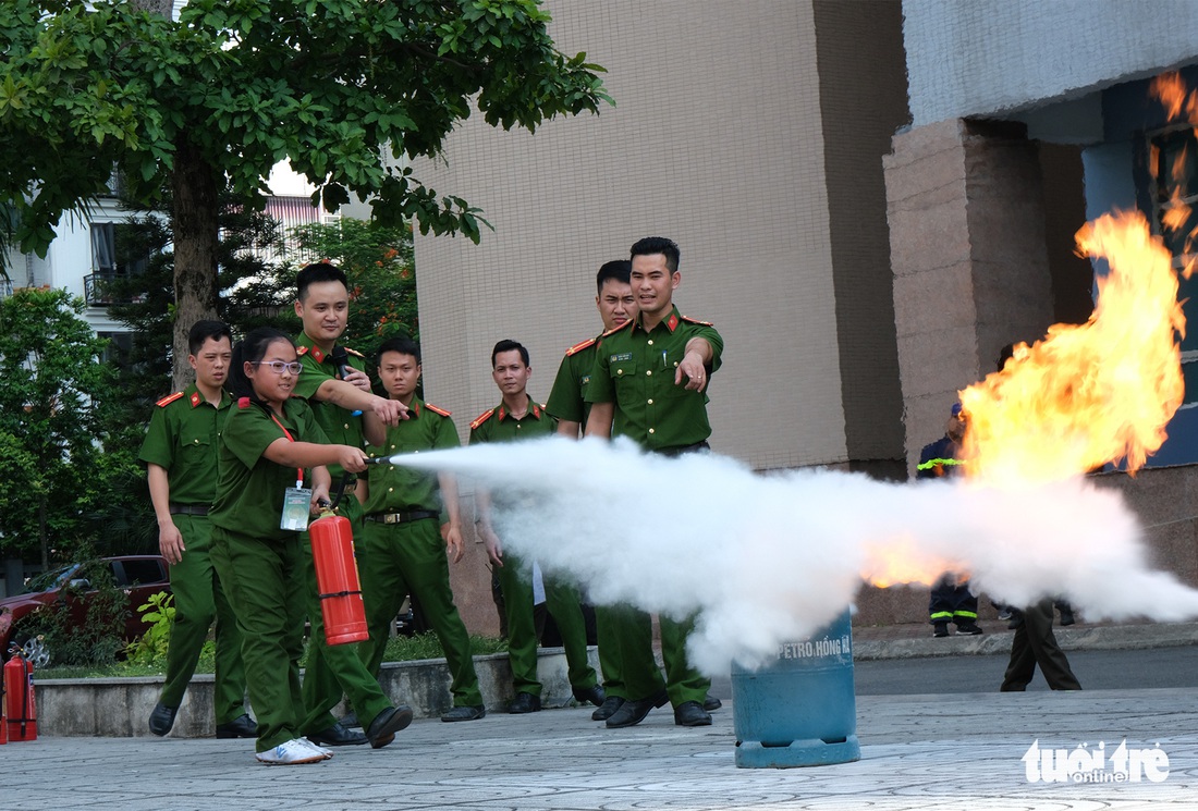 Chiến sĩ nhí học chữa cháy, cứu người trong đám cháy - Ảnh 1.