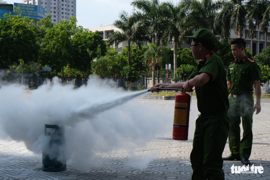 Chiến sĩ nhí học chữa cháy, cứu người trong đám cháy - Ảnh 5.