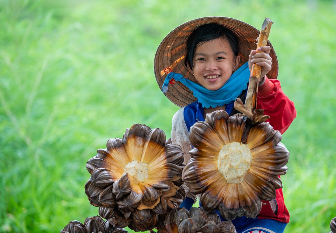 Khoảnh khắc cô gái chặt dừa nước đoạt giải nhất ảnh Cần Giờ - Ảnh 1.