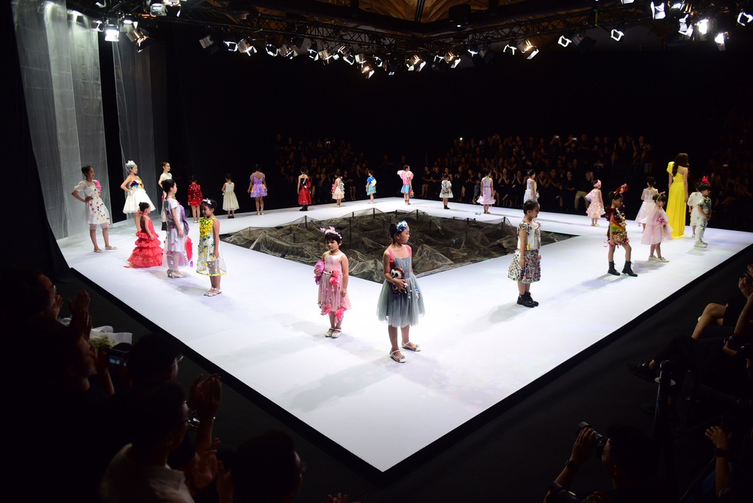 Hoa hậu Khánh Vân diễn thời trang cùng mẫu nhí tại Vietnam Junior Fashion Week - Ảnh 3.