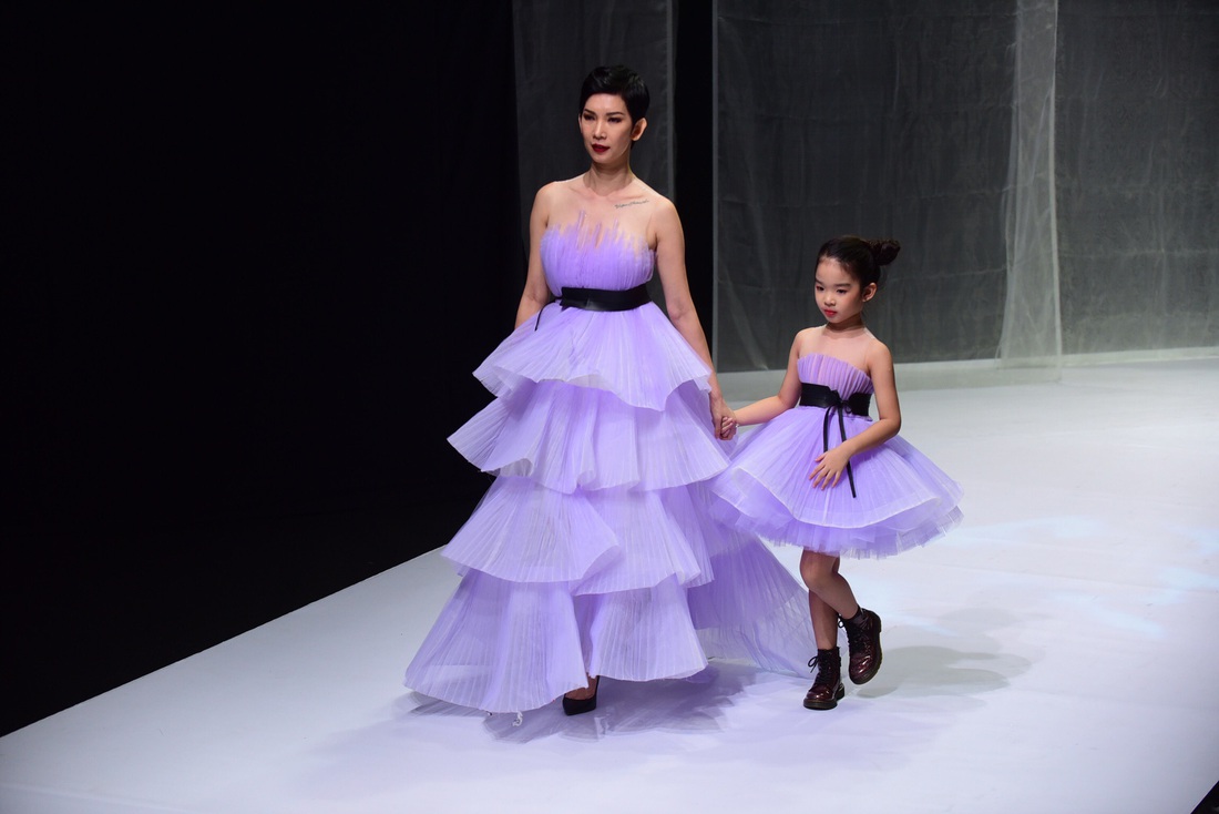 Hoa hậu Khánh Vân diễn thời trang cùng mẫu nhí tại Vietnam Junior Fashion Week - Ảnh 9.