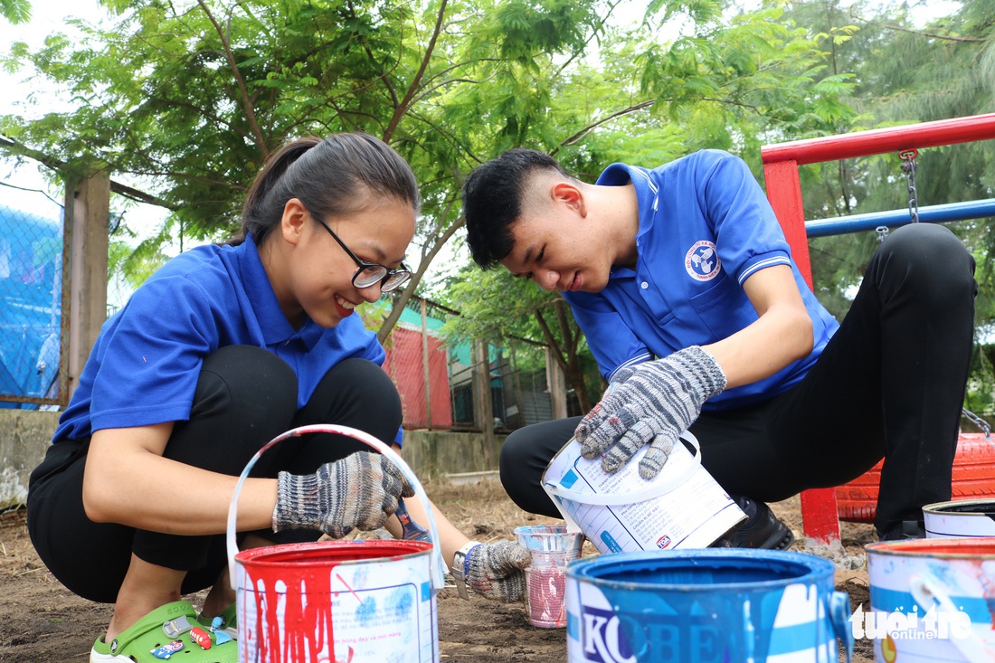 Dùng lốp xe cũ làm sân chơi tái chế cho trẻ em - Ảnh 6.