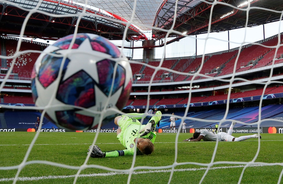 Messi lại vuốt mặt và những khoảnh khắc ấn tượng trận Bayern vùi dập Barca - Ảnh 2.