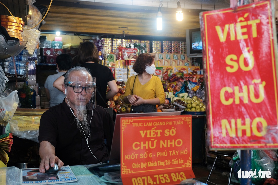 Đóng cửa phủ Tây Hồ do hàng ngàn người chen chân đi lễ giữa dịch - Ảnh 7.