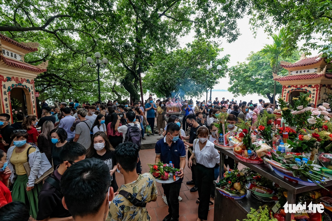 Đóng cửa phủ Tây Hồ do hàng ngàn người chen chân đi lễ giữa dịch - Ảnh 9.