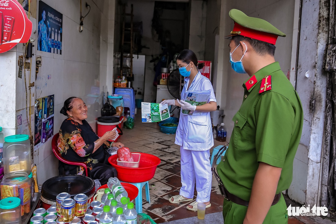 Quán bia, cà phê ở Hà Nội kê lại bàn ghế, ngồi cách nhau cả mét - Ảnh 8.