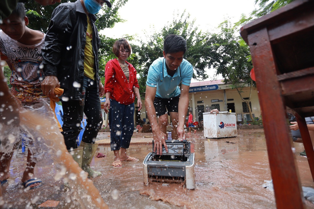 Bản Mông nghèo gom tiền, gạo, thóc cho giáo viên vùng lũ Điện Biên - Ảnh 6.