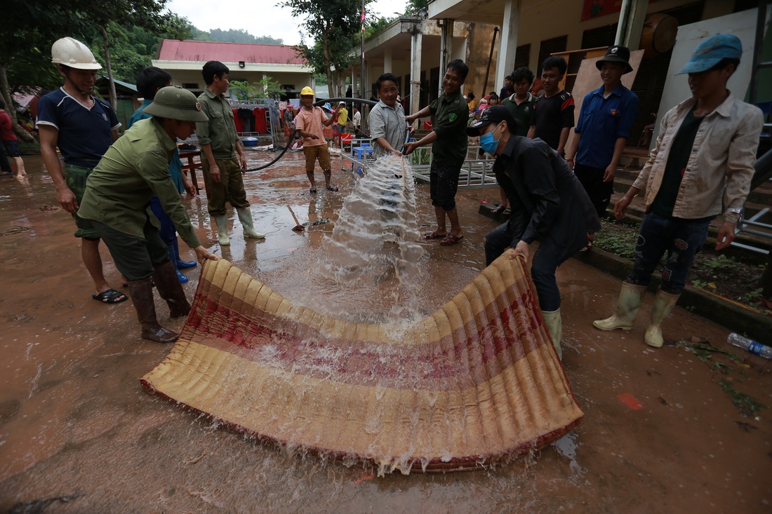 Bản Mông nghèo gom tiền, gạo, thóc cho giáo viên vùng lũ Điện Biên - Ảnh 8.