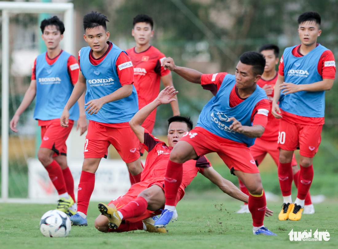 Trợ lý Lee Young Jin hò hét, chỉ tình huống cho cầu thủ U22 Việt Nam - Ảnh 8.