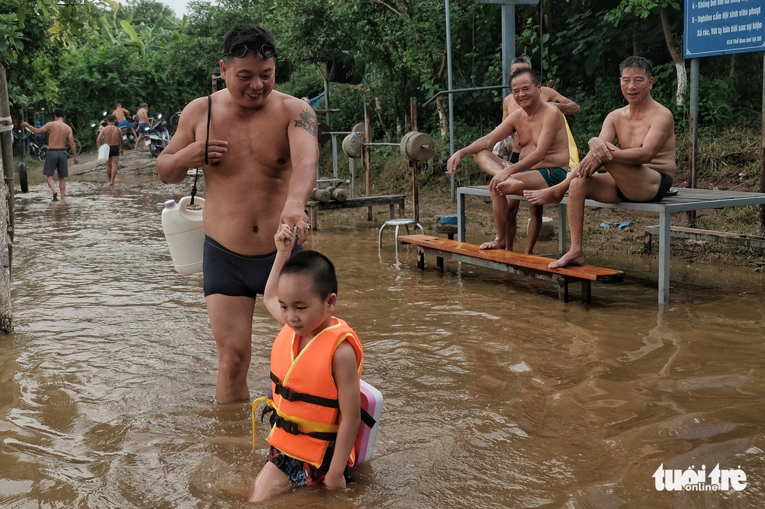 Nước sông Hồng dâng cao, người dân vẫn ra tắm - Ảnh 6.