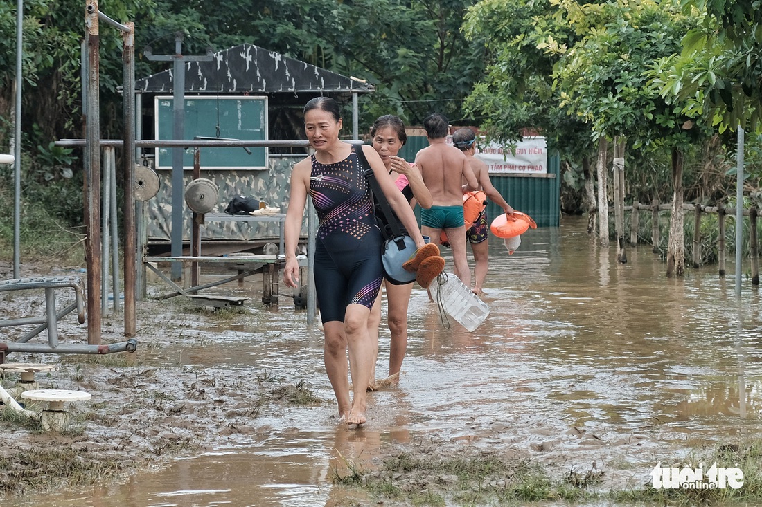 Nước sông Hồng dâng cao, người dân vẫn ra tắm - Ảnh 7.