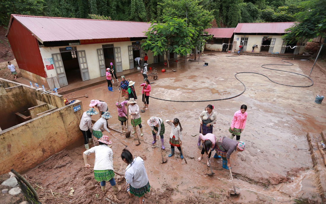 Trường học tan hoang sau lũ dữ - Ảnh 2.