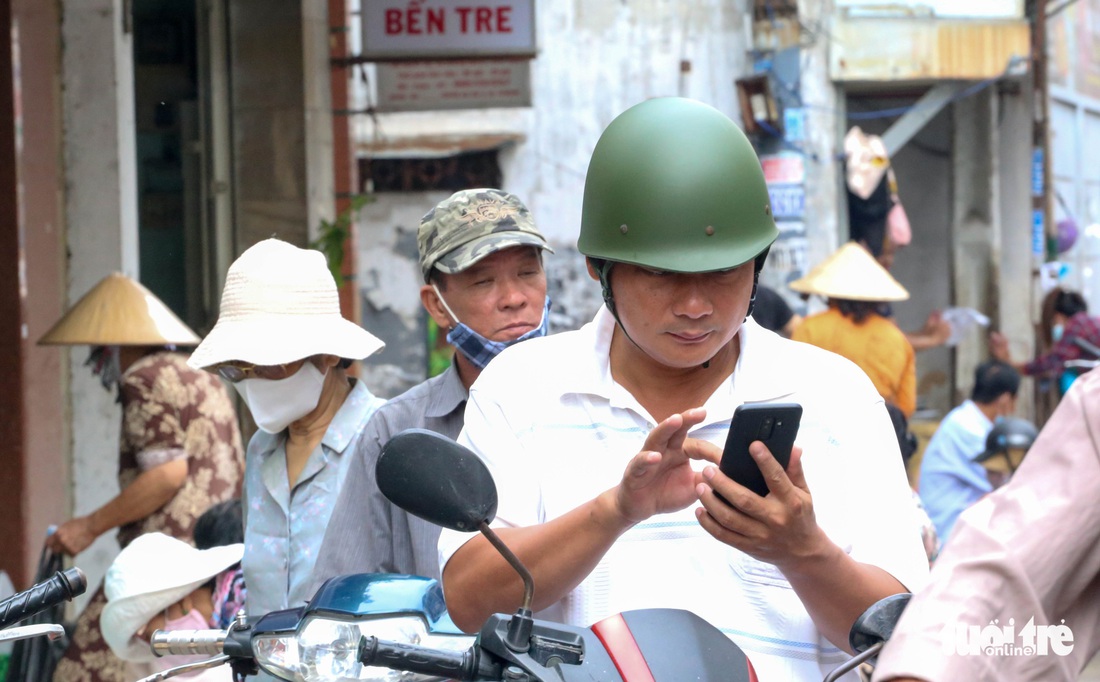 Sáng nay 5-8, TP.HCM phạt người không đeo khẩu trang: Người đeo, kẻ vẫn không - Ảnh 7.