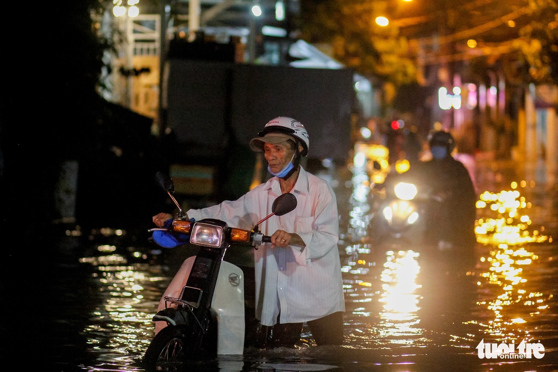 Sau cơn mưa cả tiếng ở TP.HCM, nước tràn vào nhà dân gần 1m - Ảnh 6.