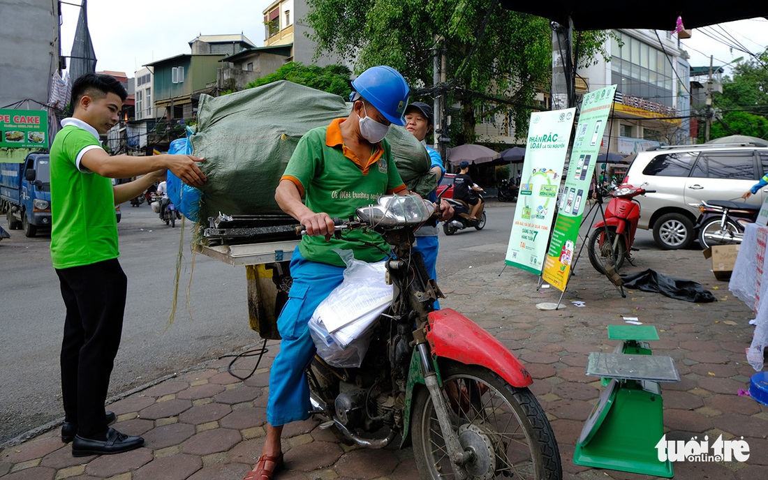 Hà Nội đổi rác lấy quà, đẩy mạnh ý thức phân loại rác tại nguồn - Ảnh 1.