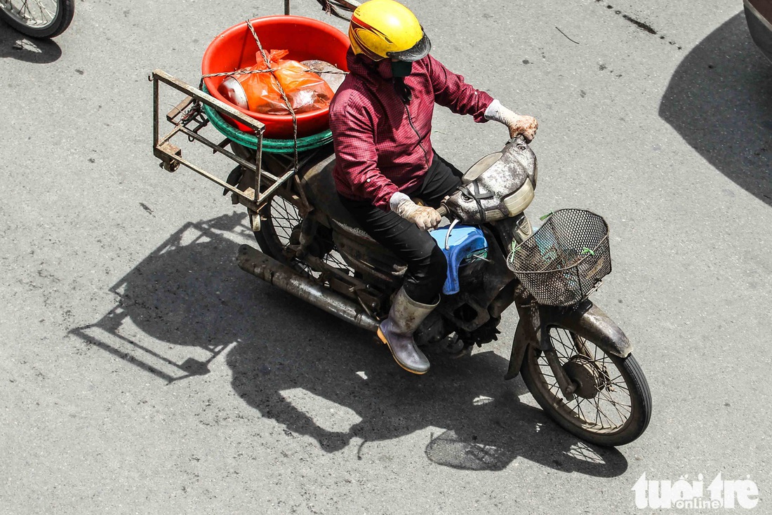 Xe máy phế liệu nhả khói đen, chở hàng cồng kềnh trên phố Hà Nội - Ảnh 10. Xe máy phế liệu nhả khói đen, chở hàng cồng kềnh trên phố Hà Nội - Ảnh 10.