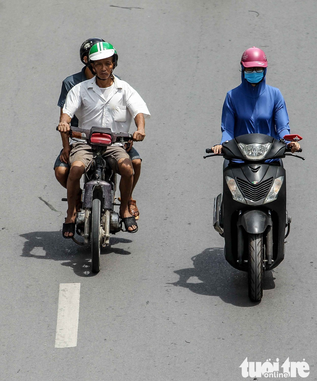 Xe máy phế liệu nhả khói đen, chở hàng cồng kềnh trên phố Hà Nội - Ảnh 11. Xe máy phế liệu nhả khói đen, chở hàng cồng kềnh trên phố Hà Nội - Ảnh 11.