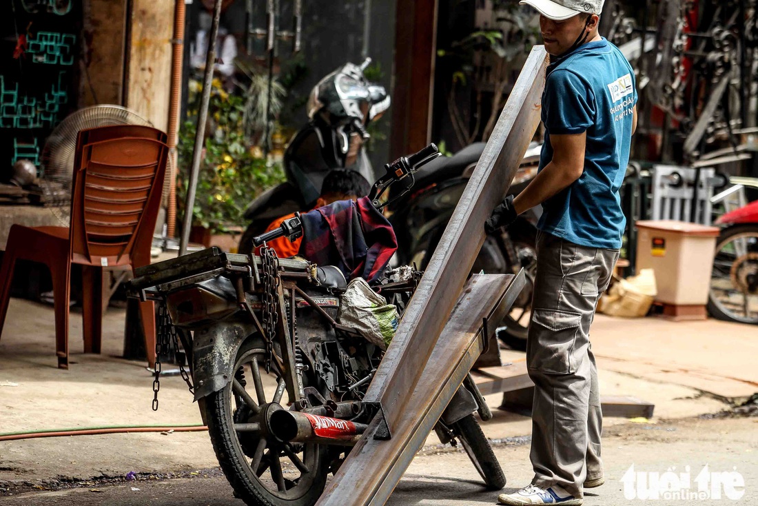 Xe máy phế liệu nhả khói đen, chở hàng cồng kềnh trên phố Hà Nội - Ảnh 12. Xe máy phế liệu nhả khói đen, chở hàng cồng kềnh trên phố Hà Nội - Ảnh 12.