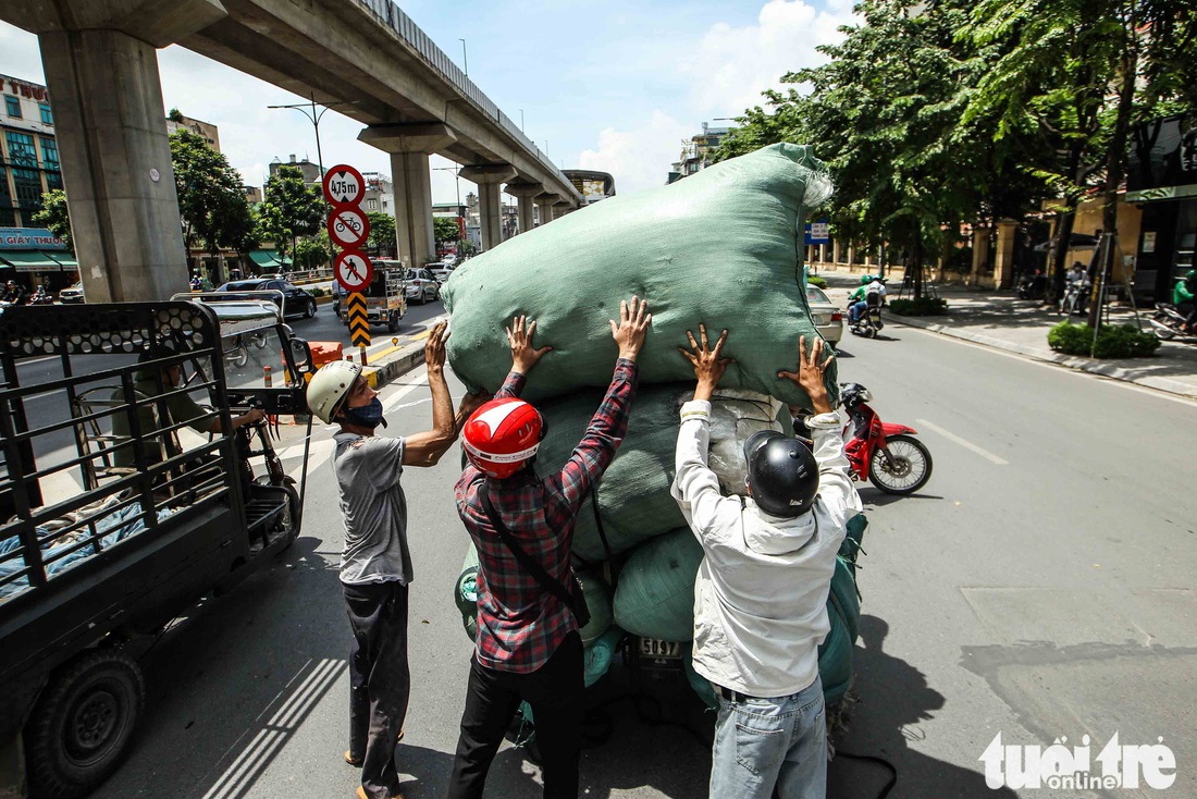 Xe máy phế liệu nhả khói đen, chở hàng cồng kềnh trên phố Hà Nội - Ảnh 6. Xe máy phế liệu nhả khói đen, chở hàng cồng kềnh trên phố Hà Nội - Ảnh 6.