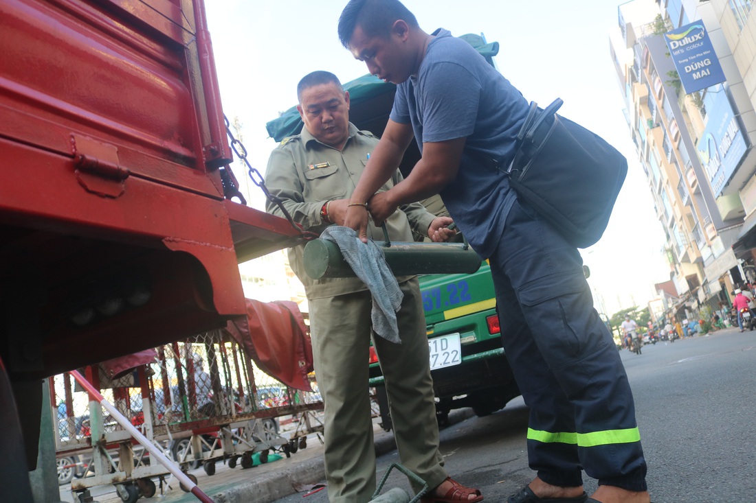 Gặp bảo vệ tổ dân phố tự chế máy cứu hỏa chuyên trị ở các hẻm nhỏ - Ảnh 4.