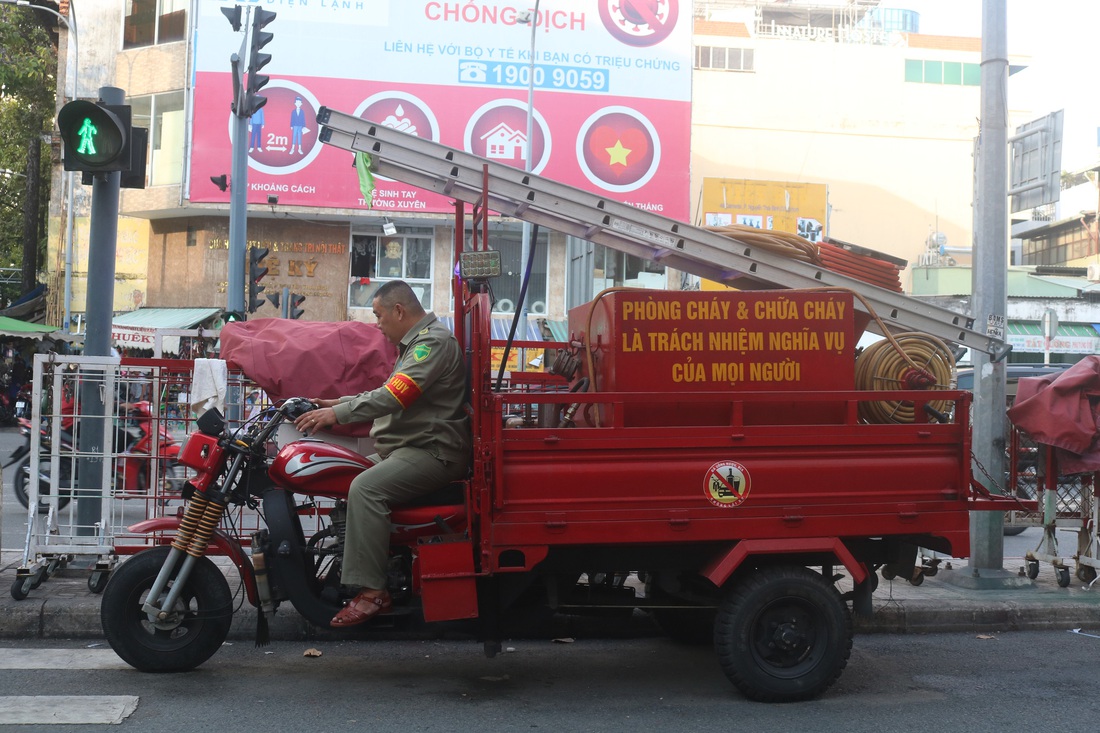 Gặp bảo vệ tổ dân phố tự chế máy cứu hỏa chuyên trị ở các hẻm nhỏ - Ảnh 5.