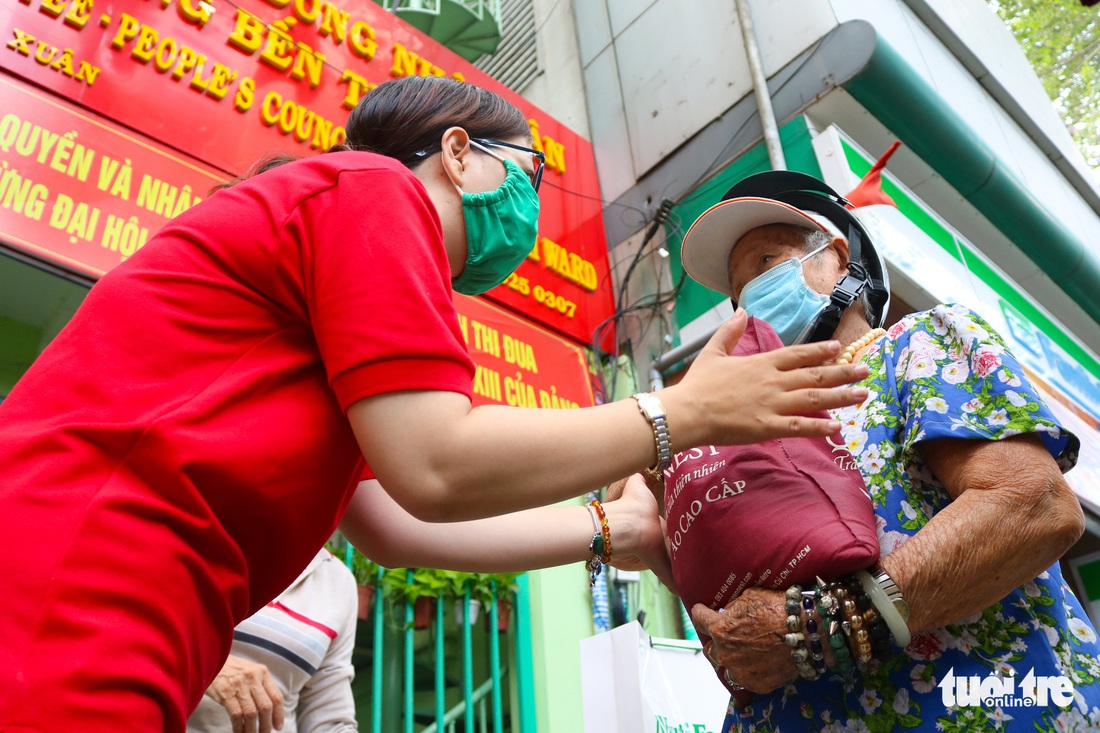 Mang chai nhựa đến đổi gạo miễn phí ở TP.HCM - Ảnh 8.