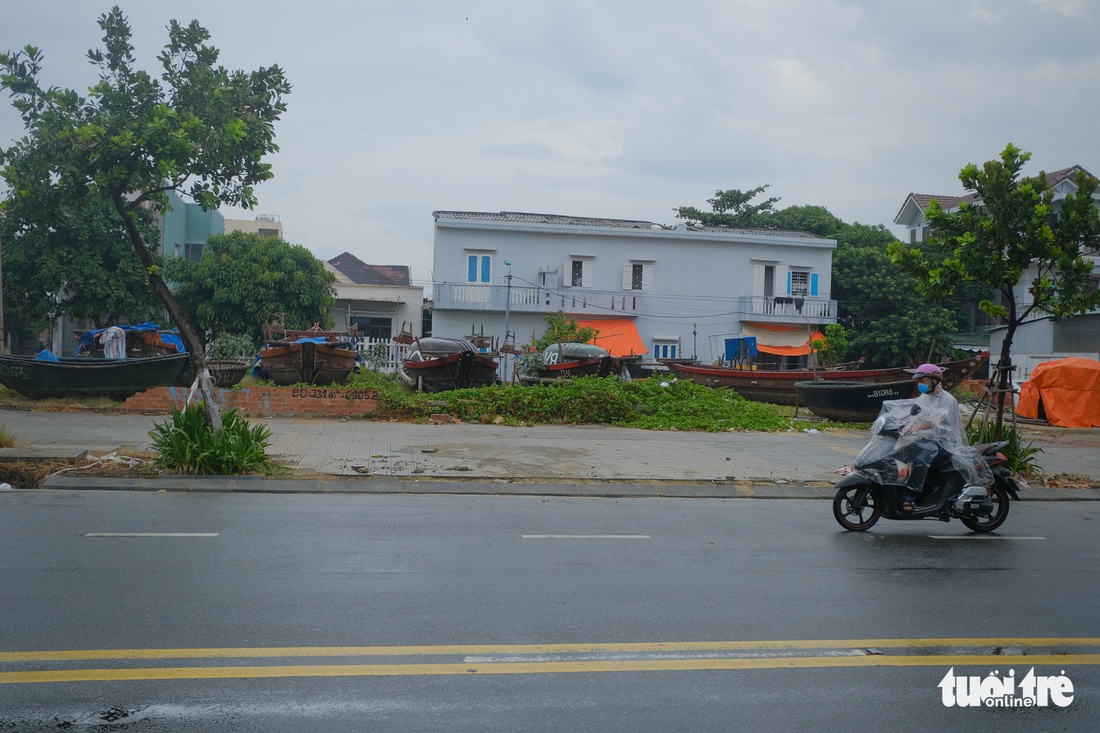 Người miền Trung kéo thuyền lên bờ, chèn bao cát lên mái nhà chống bão - Ảnh 16.