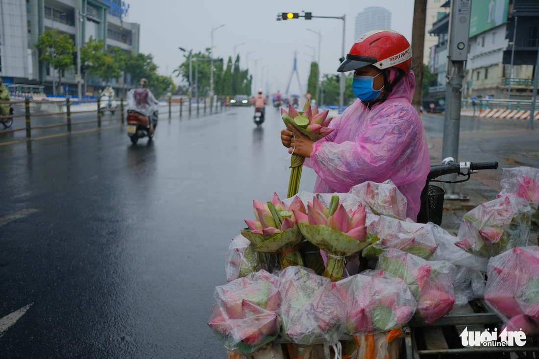 Người miền Trung kéo thuyền lên bờ, chèn bao cát lên mái nhà chống bão - Ảnh 8.