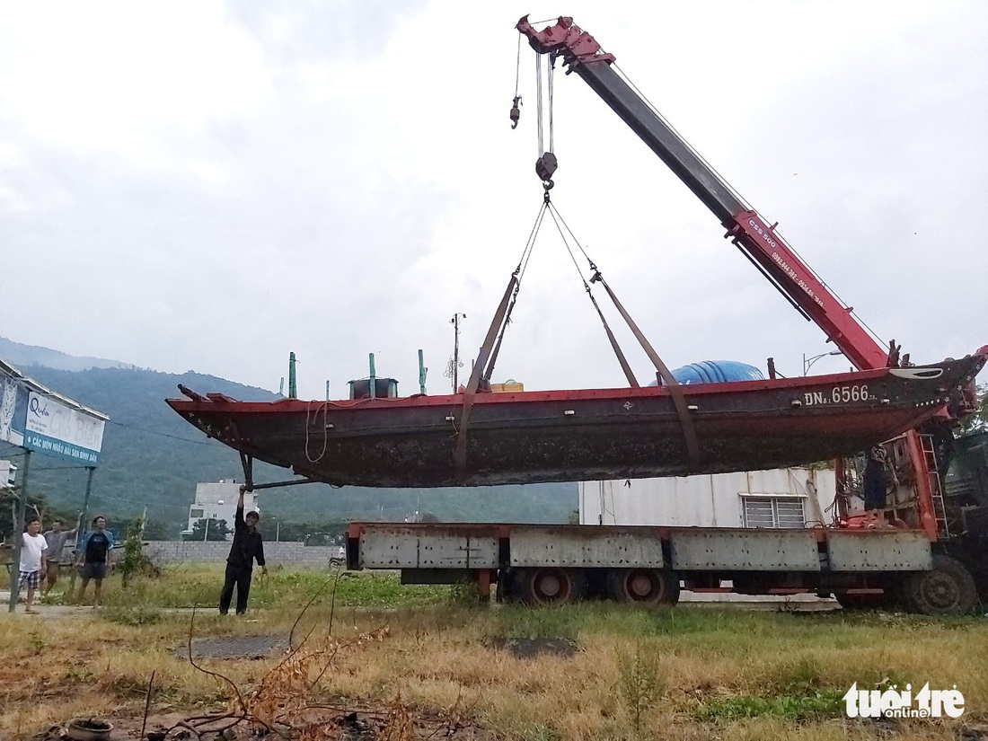 Người miền Trung kéo thuyền lên bờ, chèn bao cát lên mái nhà chống bão - Ảnh 15.