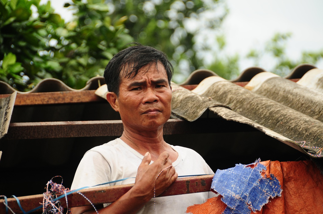 Nhà cửa tan hoang nơi tâm bão số 5 đi qua - Ảnh 1.