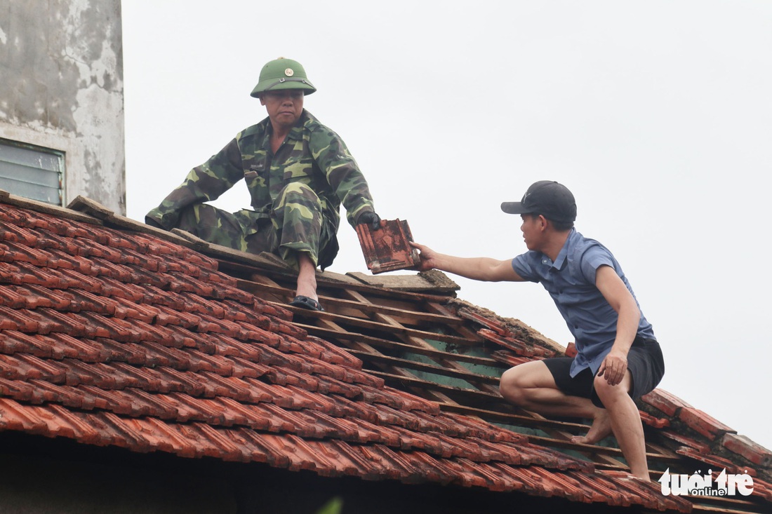 Người dân Hà Tĩnh ‘quay cuồng’ với lốc xoáy - Ảnh 6.