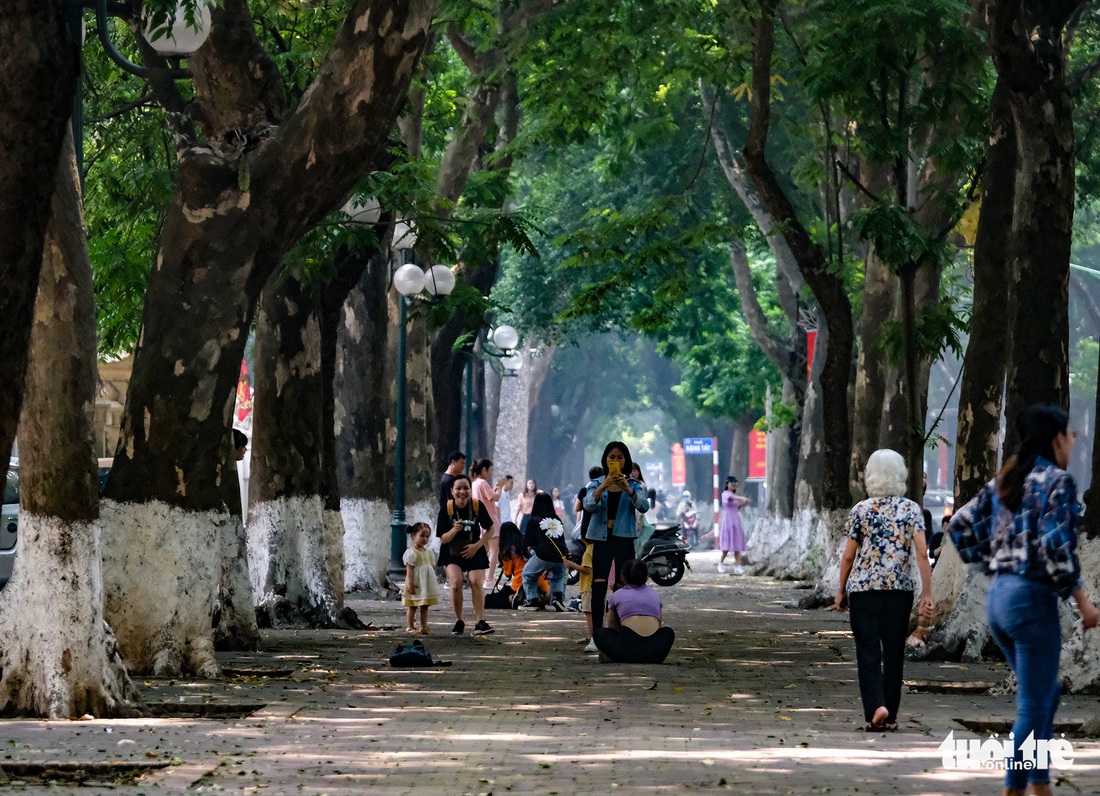 Nắng nóng, các địa điểm vui chơi 2-9 ngoài trời ở Hà Nội thưa người - Ảnh 2.