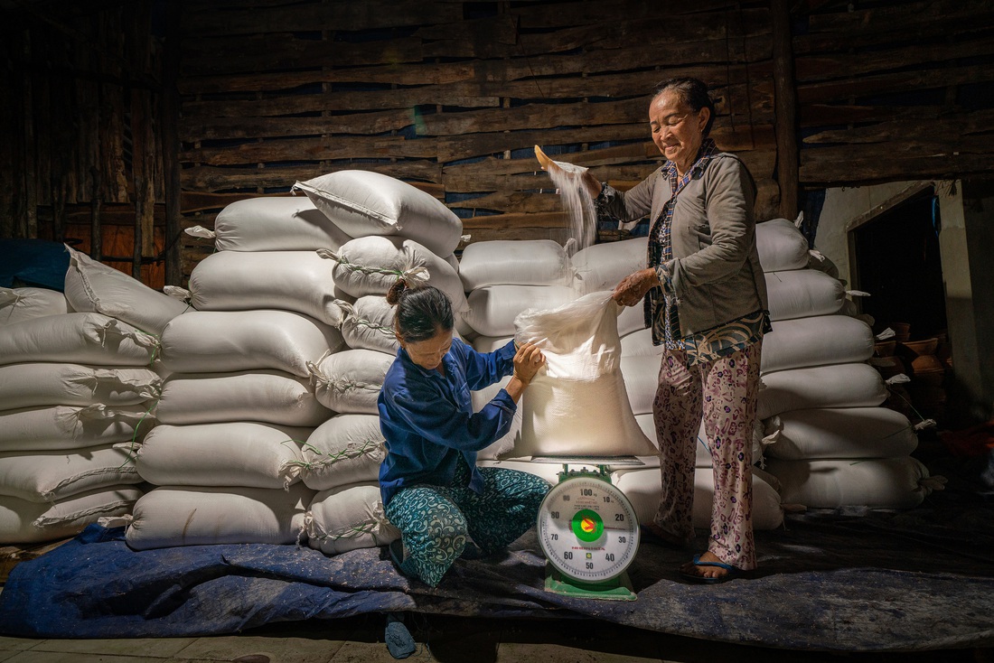 Ngắm vẻ đẹp nhọc nhằn của làng muối Tuyết Diêm trong bộ ảnh đặc biệt - Ảnh 4.